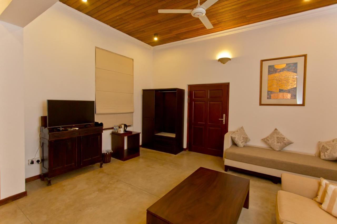 Swanee Grand Hotel Negombo Exterior photo