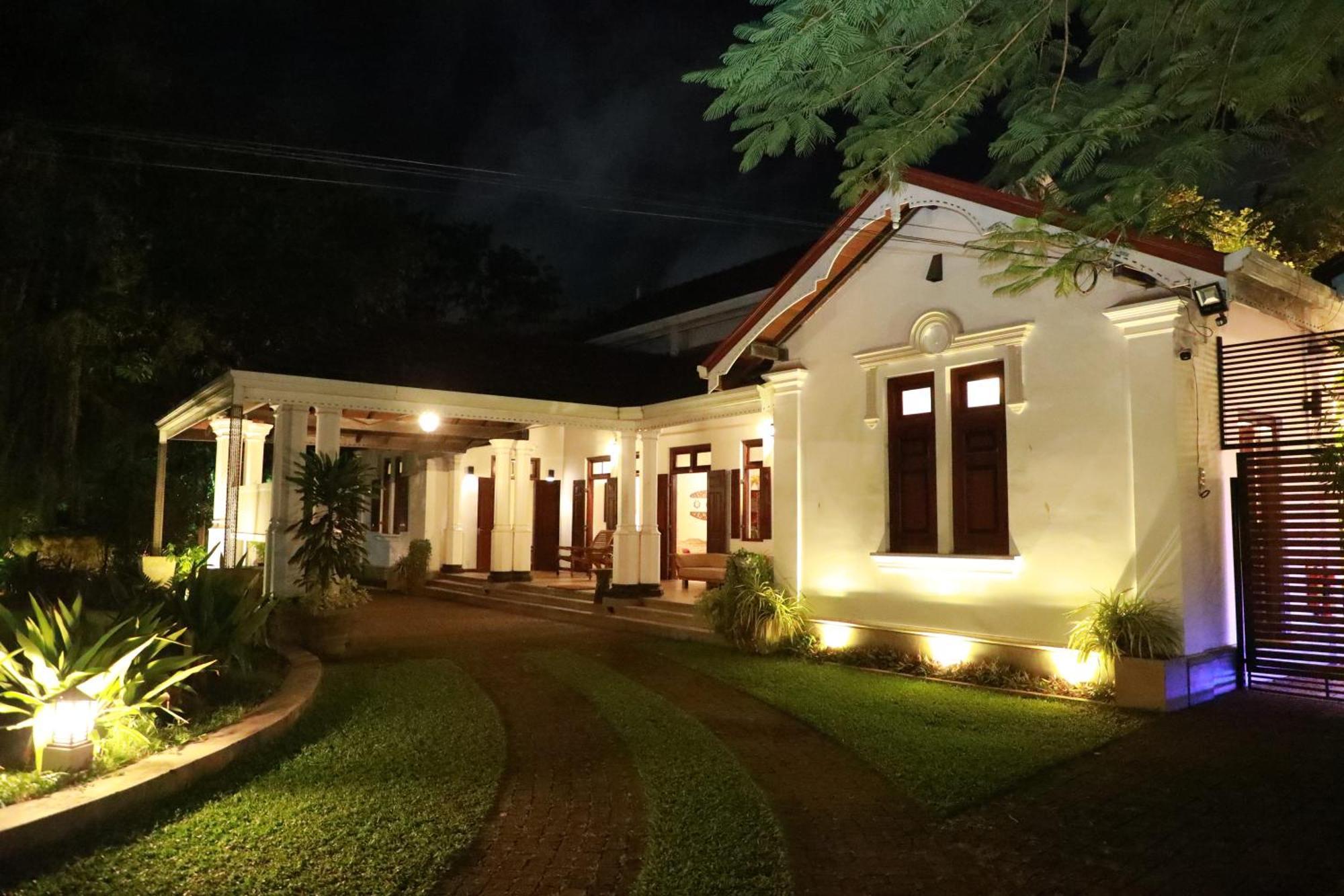 Swanee Grand Hotel Negombo Exterior photo