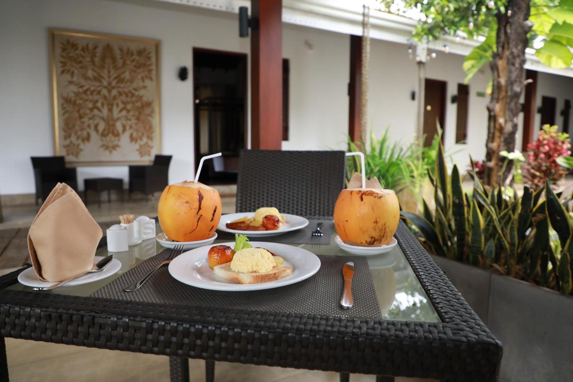 Swanee Grand Hotel Negombo Exterior photo